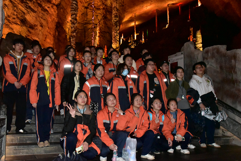地質(zhì)奇觀與非遺共繪成長畫卷，黃龍洞景區(qū)迎來冬季研學游熱潮