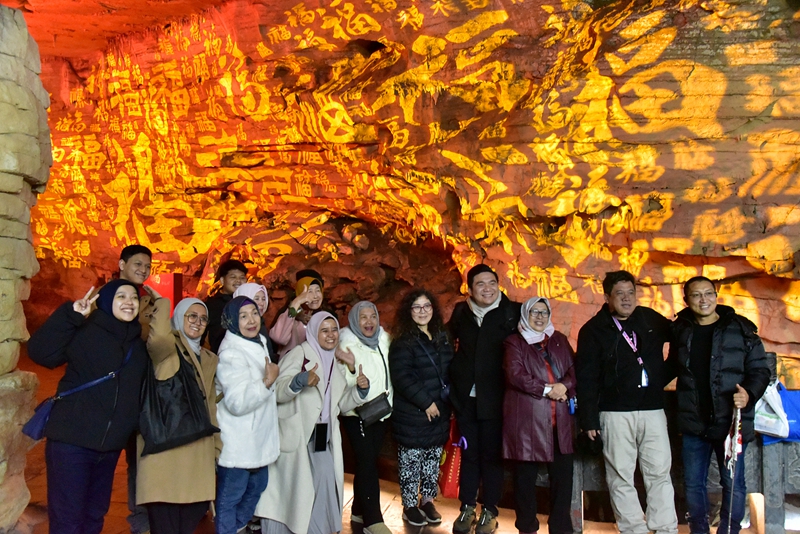 黃龍洞景區(qū)春節(jié)活動精彩啟幕，中外文化交融共譜新春樂章