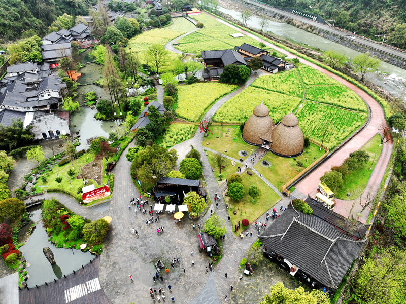 春日黃龍洞，春光醉游人