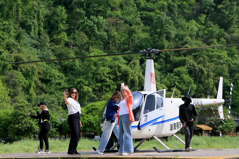 入境游火爆、低空游走俏：俄羅斯游客組團(tuán)“打飛的”攬勝春日張家界